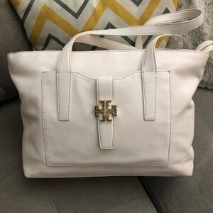 Authentic Tory Burch Bag. Almost New. Used only once to travel. Very spacious!